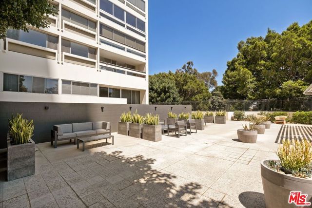 2220 Avenue Of The Stars, Los Angeles CA: https://media.crmls.org/mediaz/8efe4ee7-528a-41db-a8be-c2a15019c208.jpg