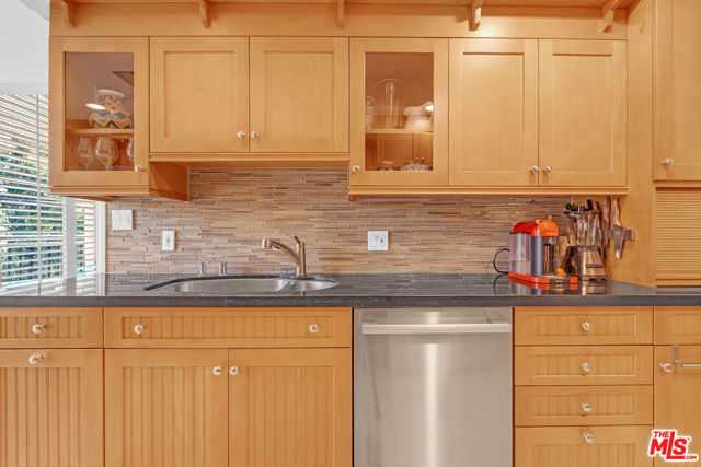 502 San Vicente Boulevard, Santa Monica CA: https://media.crmls.org/mediaz/8eff0c67-4772-430c-bfe4-dc81f320cacd.jpg