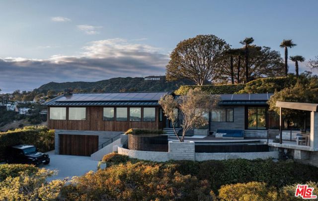 2532 Canyon Oak Dr, Los Angeles CA: https://media.crmls.org/mediaz/8eff1308-b11b-4098-b4c3-0a17b74d6e36.jpg