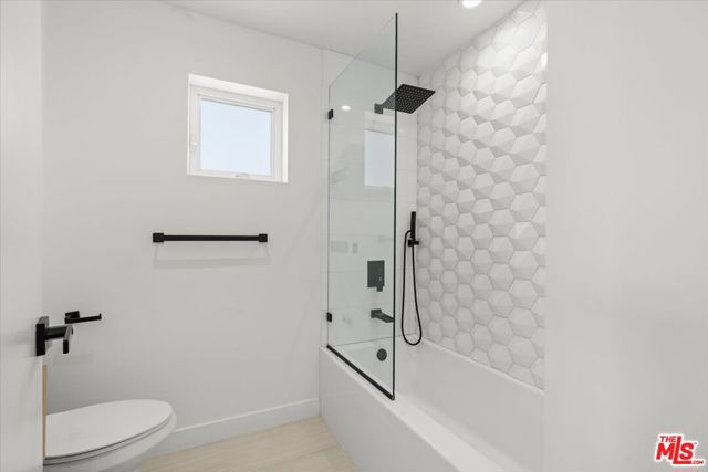 841 N Mccadden Pl, Los Angeles CA: https://media.crmls.org/mediaz/8f010ad1-4ec9-4d28-a1e4-095e0cd2362c.jpg