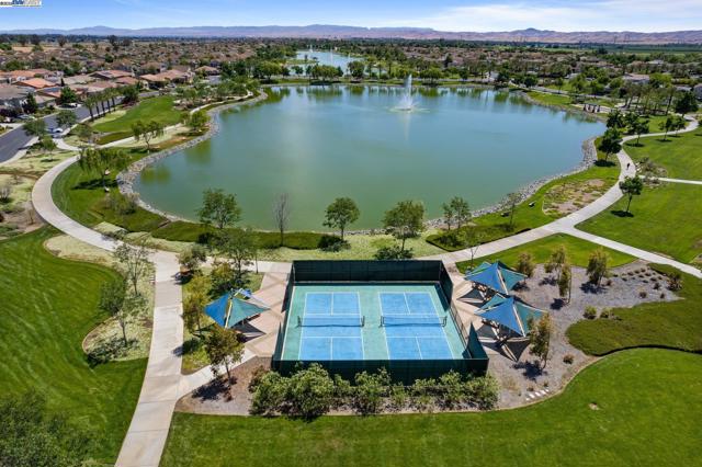6454 Green Castle Cir, Discovery Bay CA: https://media.crmls.org/mediaz/8f013e46-3d22-470c-9287-4028ed0eb60d.jpg