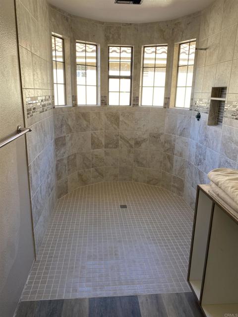 Detail Gallery Image 8 of 16 For 2310 Vista Valley Ln, Vista,  CA 92084 - 3 Beds | 2/1 Baths