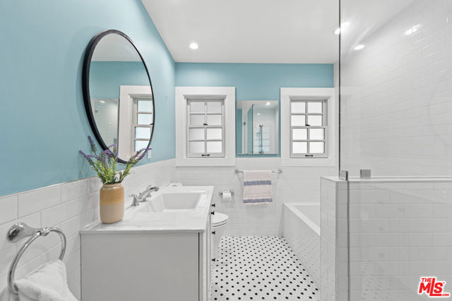 607 S Orange Drive, Los Angeles CA: https://media.crmls.org/mediaz/8f0192c8-4a83-4b38-a4de-eaa092b2125a.jpg