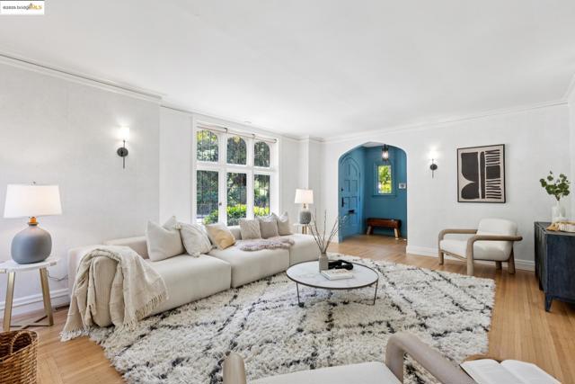 924 Trestle Glen Rd, Oakland CA: https://media.crmls.org/mediaz/8f01c283-2a6c-4ef0-8413-d639e4b34217.jpg