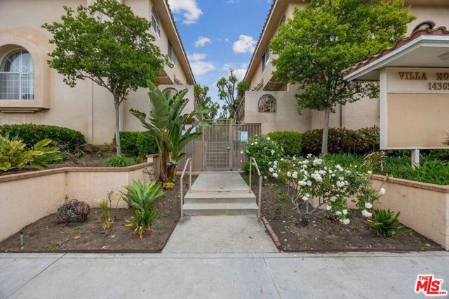 14365 Foothill Boulevard, Sylmar CA: https://media.crmls.org/mediaz/8f029806-475e-493b-ab18-64c904226b6c.jpg