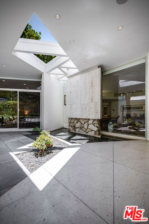 1010 N Rexford Drive, Beverly Hills CA: https://media.crmls.org/mediaz/8f02c811-015a-4360-a31a-e0ac08a5e107.jpg
