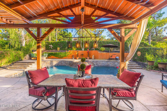 12208 Cherry Grove Street, Moorpark CA: https://media.crmls.org/mediaz/8f02f7a4-0224-4659-a70e-268211ae9393.jpg