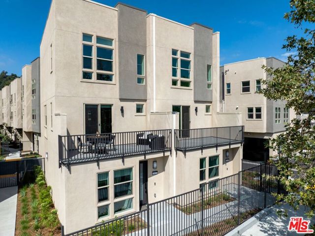 2724 N Rana Way, Los Angeles CA: https://media.crmls.org/mediaz/8f040b05-1db4-4307-96aa-b598a270a90a.jpg