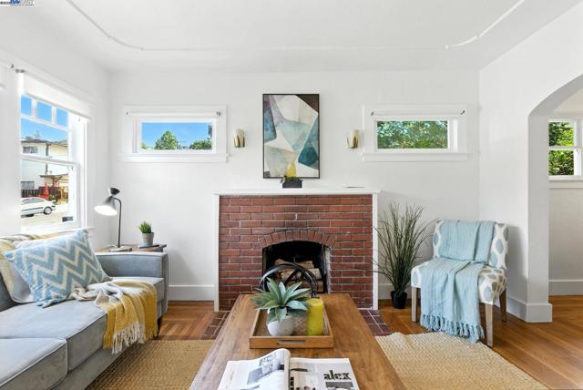 3936 Midvale Ave, Oakland CA: https://media.crmls.org/mediaz/8f04160a-f7ae-4c5a-8126-06af620b5e7f.jpg
