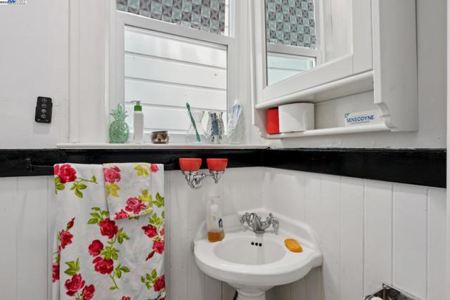 658 30Th Ave, San Francisco CA: https://media.crmls.org/mediaz/8f047df4-b16f-4491-b46c-12fc15ca3d29.jpg