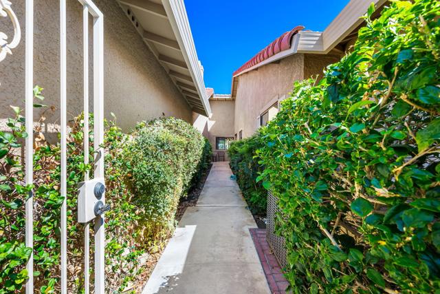 4 Maximo Way, Palm Desert CA: https://media.crmls.org/mediaz/8f0521c0-89c0-4b59-adea-ca7b6d9c933a.jpg