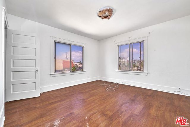 1612 Arlington Avenue, Los Angeles CA: https://media.crmls.org/mediaz/8f05ece8-02d6-4b77-8bed-3e961f907ce5.jpg