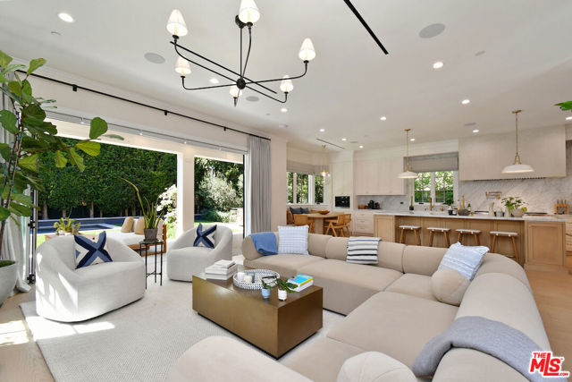 416 21st Place, Santa Monica CA: https://media.crmls.org/mediaz/8f069099-a867-49e1-ade4-f4478b57a881.jpg