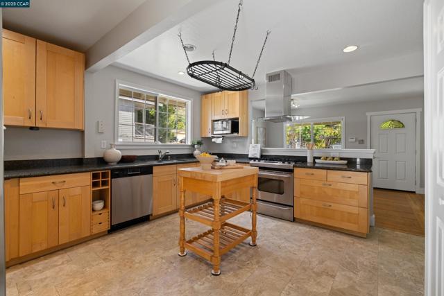 6417 Sunnymere Ave, Oakland CA: https://media.crmls.org/mediaz/8f075bc7-0ed1-4c49-a067-a6d72ea04875.jpg