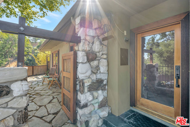 15511 Woodcrest Drive, Sherman Oaks CA: https://media.crmls.org/mediaz/8f0838cc-ede6-43e7-927d-547a050362e8.jpg