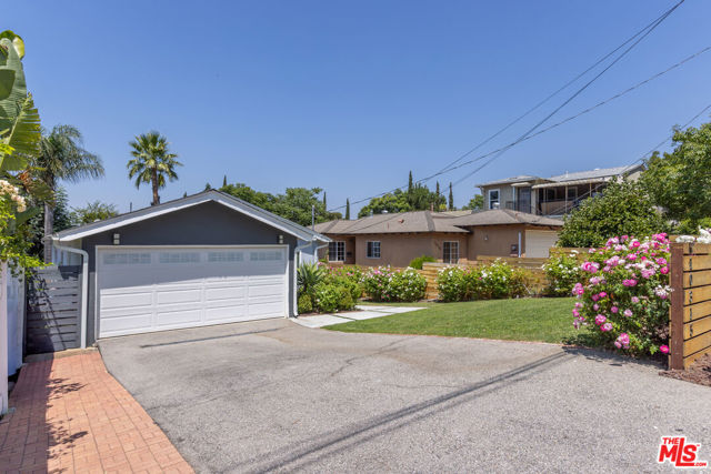 10315 Fairgrove Avenue, Tujunga CA: https://media.crmls.org/mediaz/8f099903-7309-4abf-a574-15c5feb4d135.jpg