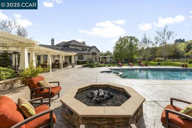 21 Meadow Lake Dr, Danville CA: https://media.crmls.org/mediaz/8f0a85e2-96ca-4119-ac52-c62670a9b87e.jpg