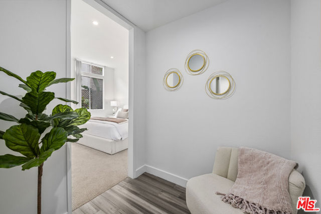 350 S Spalding Drive, Beverly Hills CA: https://media.crmls.org/mediaz/8f0a970a-aa9f-413d-98a2-d6609af36014.jpg