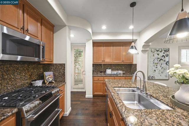 7774 Stoneleaf Rd, San Ramon CA: https://media.crmls.org/mediaz/8f0a97c6-e03b-4a67-a29a-9b404f879d7b.jpg