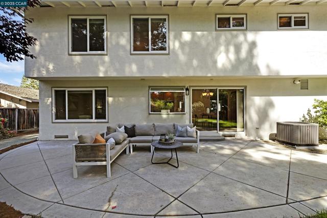 222 Scotts Mill Ct, Danville CA: https://media.crmls.org/mediaz/8f0ab5be-8883-4177-858b-0267f6d370f5.jpg