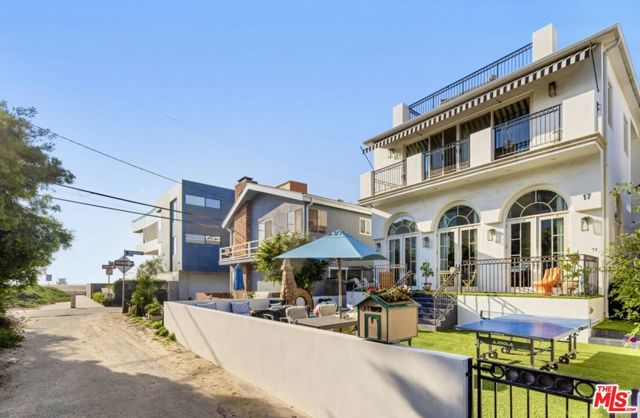 17 Privateer Street, Marina del Rey CA: https://media.crmls.org/mediaz/8f0af44d-d607-48fd-b7ed-2a5aa9b4db62.jpg