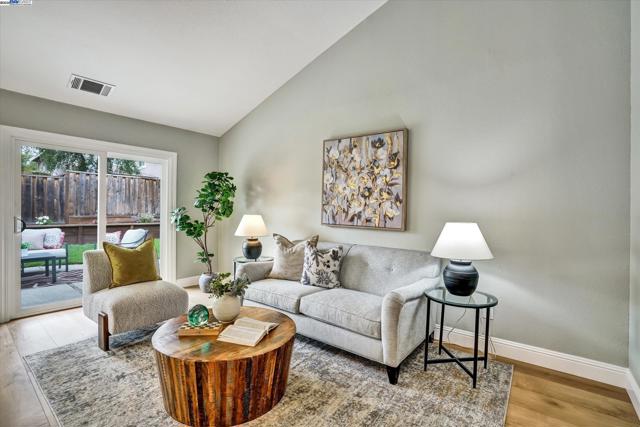 326 Fontaine Dr, Danville CA: https://media.crmls.org/mediaz/8f0b658e-fb29-4f53-b5c9-8bd69493bcf1.jpg