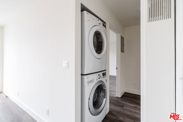 246 N Coronado Street, Los Angeles CA: https://media.crmls.org/mediaz/8f0c344e-e5d0-4e30-9d84-2c999a00dcab.jpg