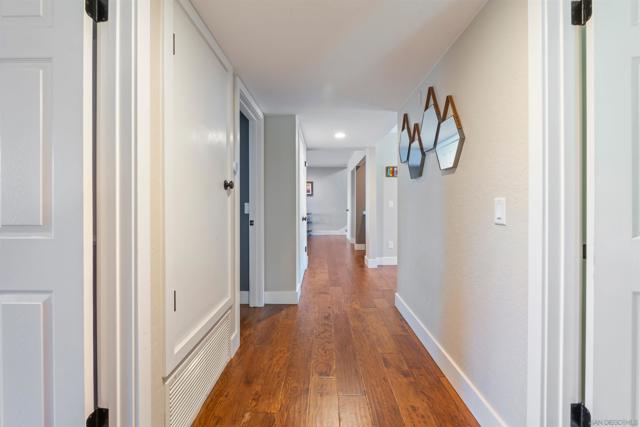 17924 Saint Andrews Dr, Poway CA: https://media.crmls.org/mediaz/8f0c90ce-bd69-4c3f-b3a9-11b8a7d759b5.jpg