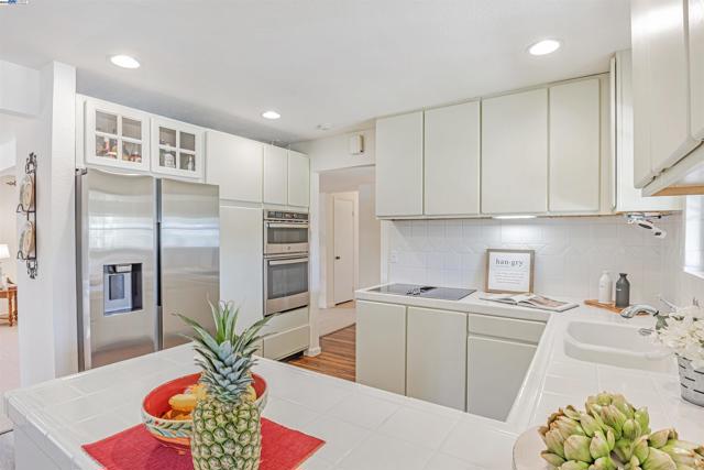 3335 Cornish Ct, Fremont CA: https://media.crmls.org/mediaz/8f0d1f8a-5bd9-4e07-b80e-91e833c41648.jpg