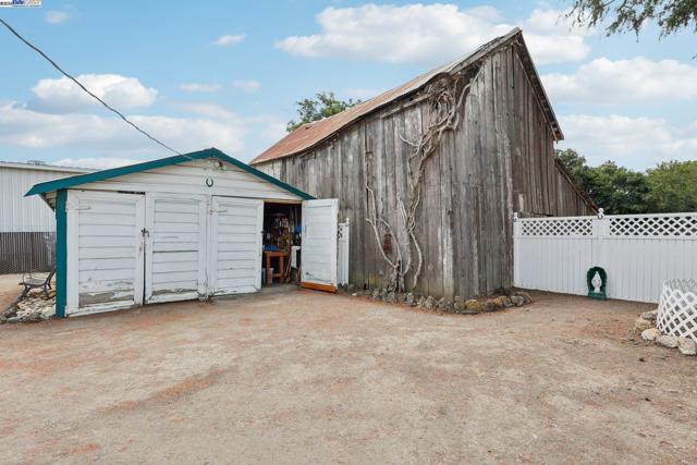 11768 Main St, Sunol CA: https://media.crmls.org/mediaz/8f0daf78-d4db-40ac-9894-ccf84c596ca9.jpg