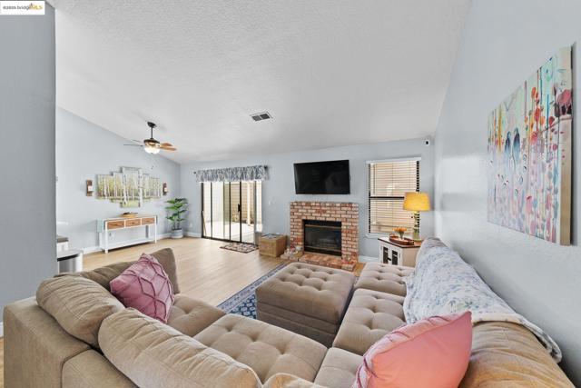 2256 Camborne Dr, Modesto CA: https://media.crmls.org/mediaz/8f0e2822-5213-4ea7-9667-11ad4e30c270.jpg