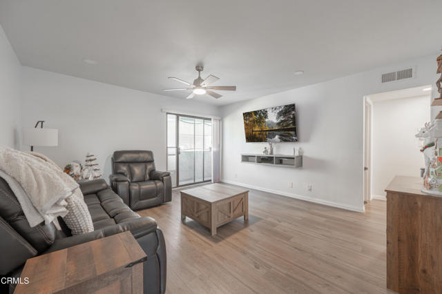 Detail Gallery Image 4 of 17 For 8801 Willis Ave #60,  Los Angeles,  CA 91402 - 3 Beds | 2 Baths