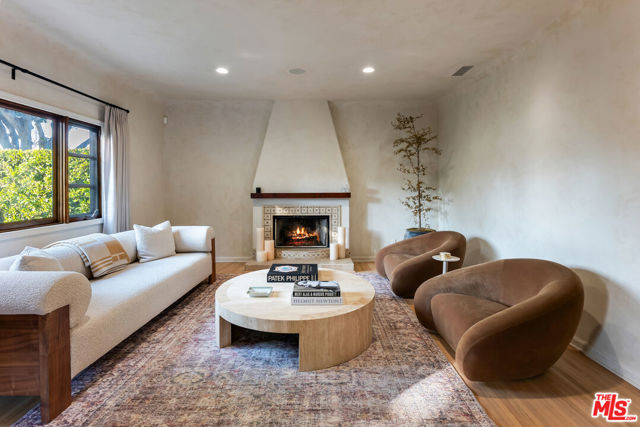 338 Westbourne Drive, West Hollywood CA: https://media.crmls.org/mediaz/8f0eee71-6cc6-400a-80e5-000e6fbe117d.jpg