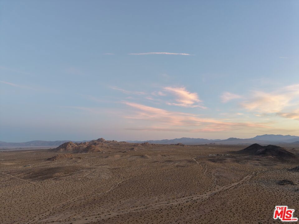 https://media.crmls.org/mediaz/8f0f7cea-14d2-4fbc-a701-264da99e19aa.jpg?preset=X-Large