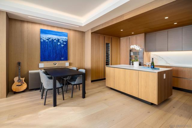 939 Coast Blvd, La Jolla CA: https://media.crmls.org/mediaz/8f100dc5-eb30-4fe0-abca-e578cb7ff022.jpg
