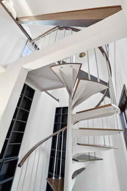 1875 Middlefield Road, Palo Alto CA: https://media.crmls.org/mediaz/8f101631-957c-4706-be39-9623fb080d3b.jpg