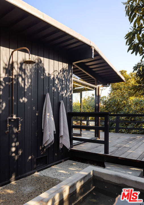 5949 Bonsall Drive, Malibu CA: https://media.crmls.org/mediaz/8f113221-7cb6-4d5b-b45c-eef998b8d9cc.jpg