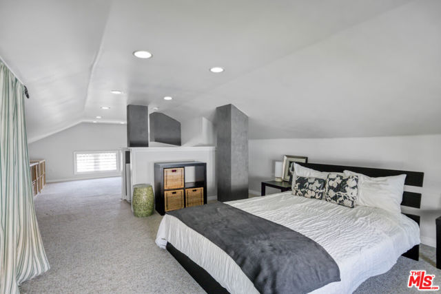 991 Palm Terrace, Pasadena CA: https://media.crmls.org/mediaz/8f1167ae-05aa-4e26-baab-55622cfaefa8.jpg