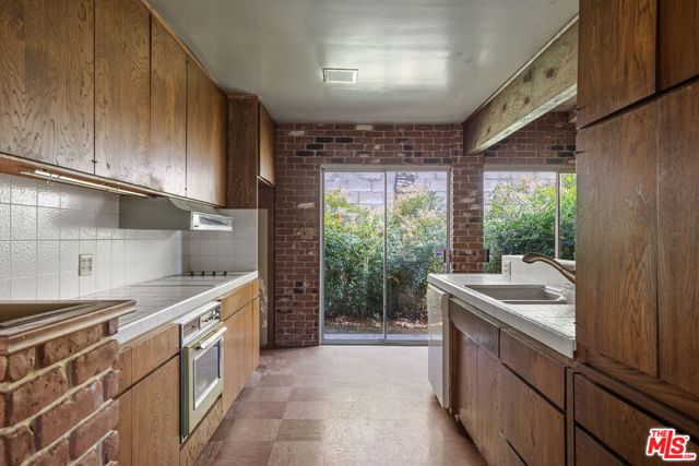 8400 Encino Avenue, Northridge CA: https://media.crmls.org/mediaz/8f11bd10-860c-49a6-9b6f-a941372d3e46.jpg