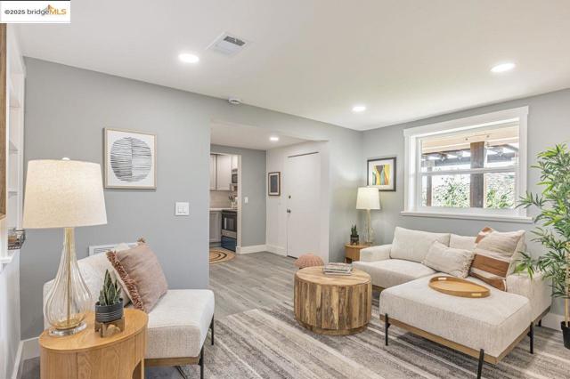 539 Golden Gate Ave, Richmond CA: https://media.crmls.org/mediaz/8f125bca-bd17-4daf-91cd-0920e69dbbc8.jpg