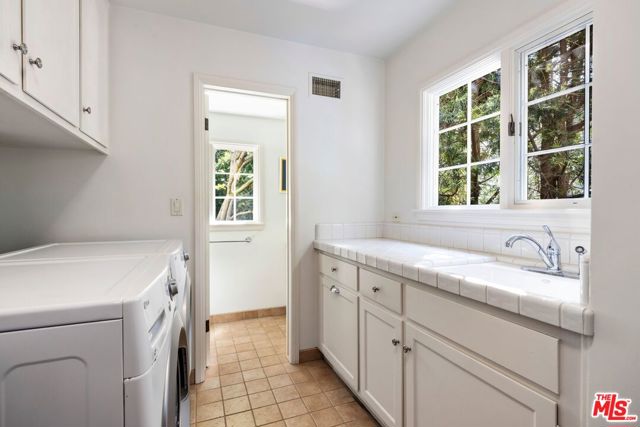 2562 Mandeville Canyon Road, Los Angeles CA: https://media.crmls.org/mediaz/8f135607-4fa6-45f1-8013-e0dfaebd5a82.jpg