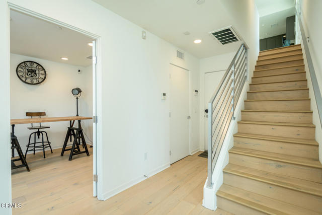 11594 Riverside Drive, North Hollywood CA: https://media.crmls.org/mediaz/8f1357e7-f3dc-44e1-be2d-2932da713c66.jpg