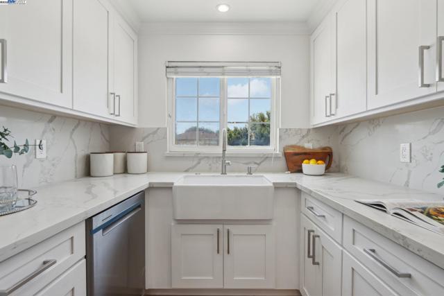 37512 Willowood Dr, Fremont CA: https://media.crmls.org/mediaz/8f13709b-86f5-4220-b607-887c424f1ec5.jpg