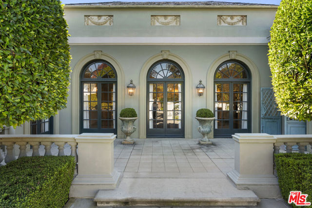 803 N Rexford Drive, Beverly Hills CA: https://media.crmls.org/mediaz/8f13a785-474f-4bf8-bfcd-ce4486623395.jpg