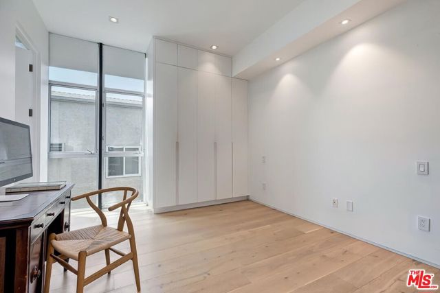 825 N Kings Road, West Hollywood CA: https://media.crmls.org/mediaz/8f149cdc-5162-4563-902f-bc3f9e8ad851.jpg