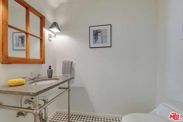 833 17th Street, Santa Monica CA: https://media.crmls.org/mediaz/8f1556d8-bd1d-4b16-86b7-942e3a34c30c.jpg