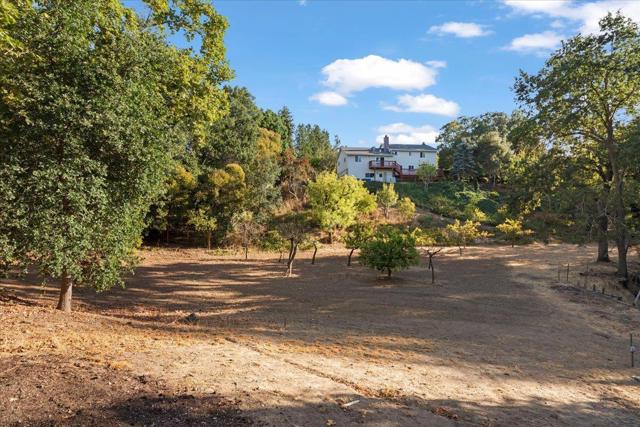 15292 Stratford Court, Monte Sereno CA: https://media.crmls.org/mediaz/8f1568e7-c69f-4cc9-97a6-753bdcceb13f.jpg
