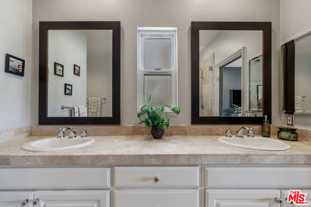 640 N Sweetzer Avenue, Los Angeles CA: https://media.crmls.org/mediaz/8f15af97-3b11-4baa-97ae-f8f23cb1615e.jpg