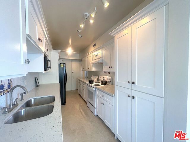 4915 Tyrone Avenue, Sherman Oaks CA: https://media.crmls.org/mediaz/8f169887-58e8-478a-ba16-08b7cfc1cbd7.jpg