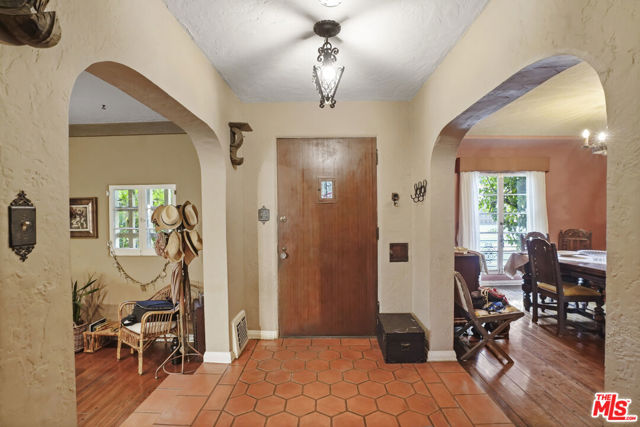 1326 Cordova Avenue, Glendale CA: https://media.crmls.org/mediaz/8f16e9bf-828f-4b36-9517-092260513e65.jpg